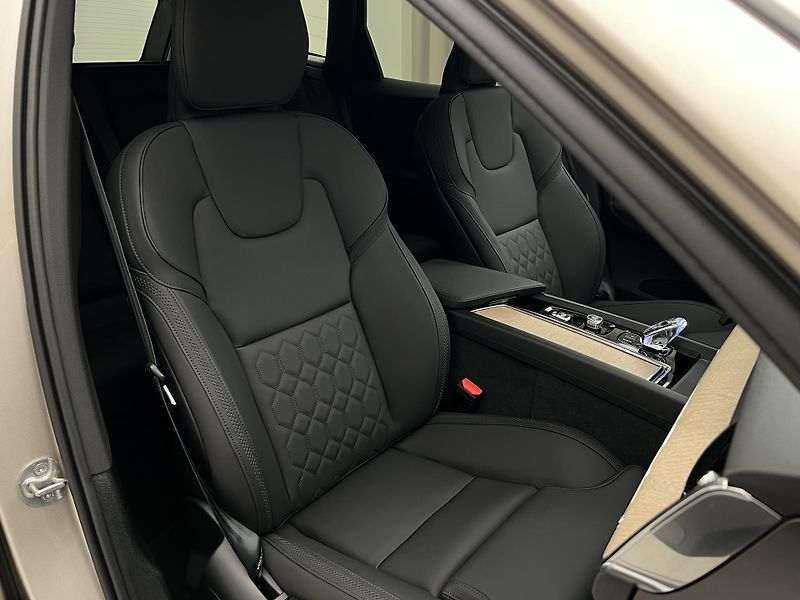 Volvo XC60 B5 AWD DARK PLUS AUT CZ - fotka 20 z 49