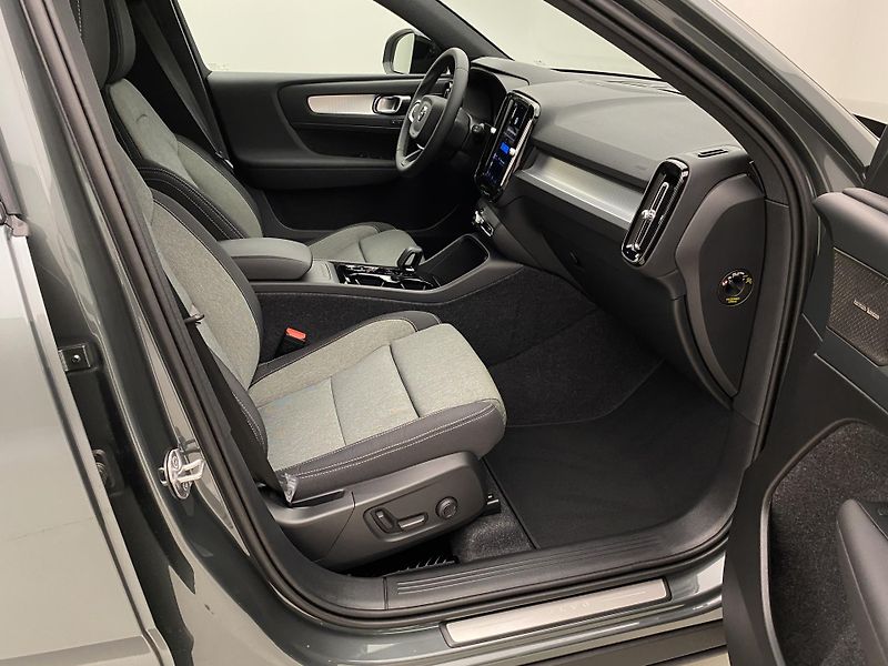 Volvo XC40 (2026) B3 AUT DARK PLUS - fotka 22 z 59