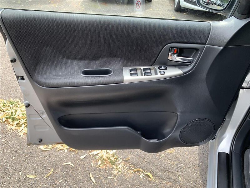 Toyota Corolla Verso 1,8 i ČR,1.MAJITEL - fotka 14 z 17