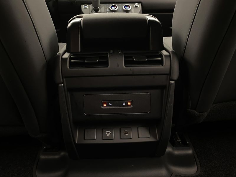 Land Rover Defender 110 D300 X-DYNAMIC SE AWD CZ - fotka 30 z 48