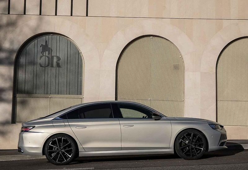 Sedan DS9 (2021)