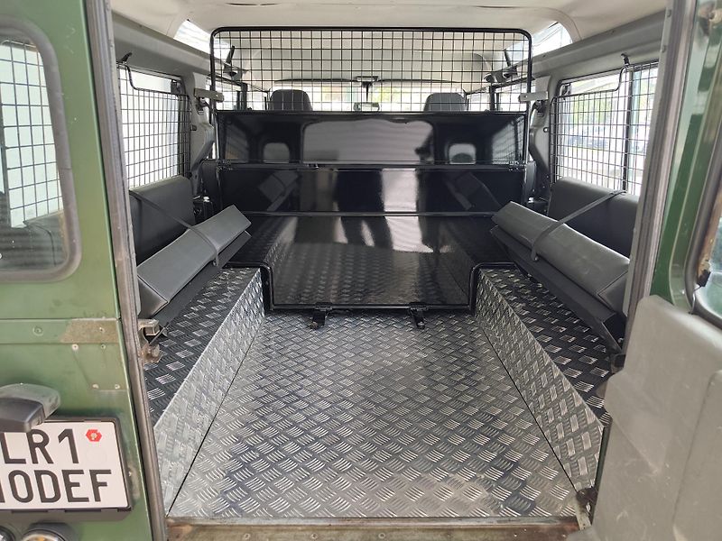 Land Rover Defender (2001) 110 TD5 9S - fotka 8 z 13
