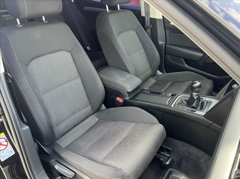 Volkswagen Passat 2,0 TDi MATRIX ComfortLine - fotka 21 z 28