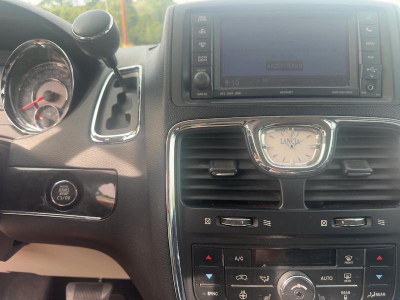 Lancia Voyager (2012)  Town 3,6 DVD Navi 2012 - fotka 19 z 20