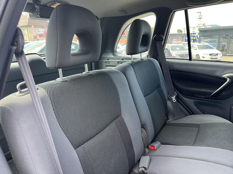Toyota RAV4 2.0 D-4D 4x4 KLIMATIZACE ALU  - fotka 22 z 33