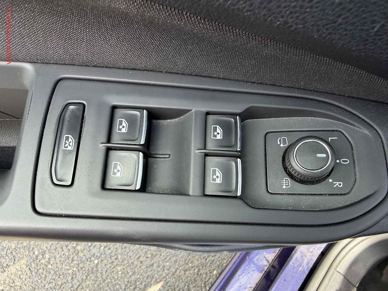 Volkswagen Golf (2022) 2.0 TDi, Style, LED - fotka 10 z 17