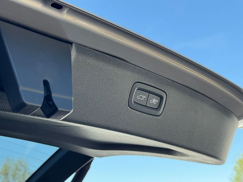 Volvo XC90 PLUS T8 360°, VENTILACE, 335kW - fotka 17 z 23