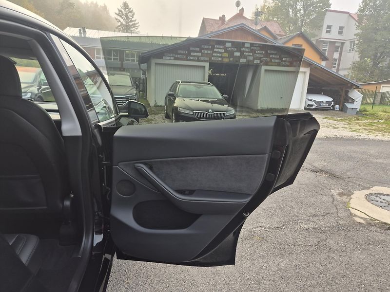 Tesla Model Y LONG RANGE DUAL MOTOR TZ 93,6% - fotka 38 z 48