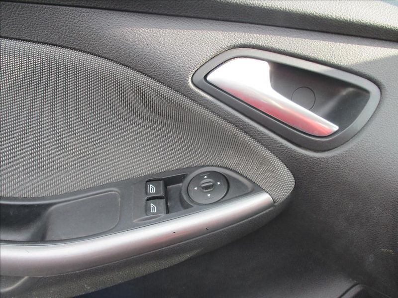 Ford Focus 1,6 i, klimatizace,serviska,CZ - fotka 24 z 36