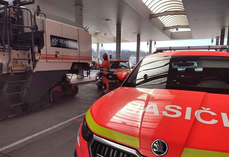 Opatření proti zavlečení slintavky a kulhavky do České republiky na hraničním přechodu Lanžhot - Brodské u dálnice D2 s mimořádným frézováním dezinfekčních van.