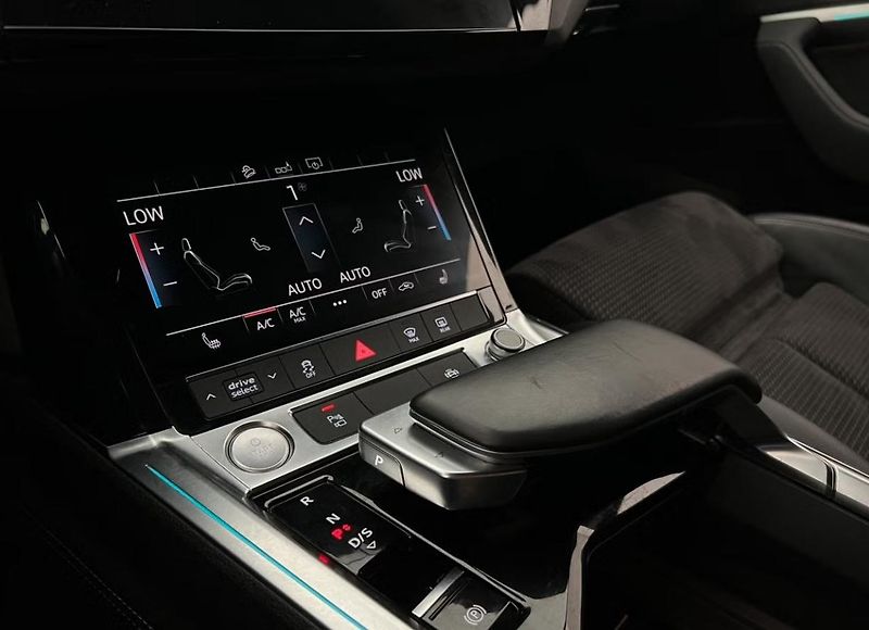 Audi e-tron 55 Quattro 360kam Tažné LED - fotka 17 z 23