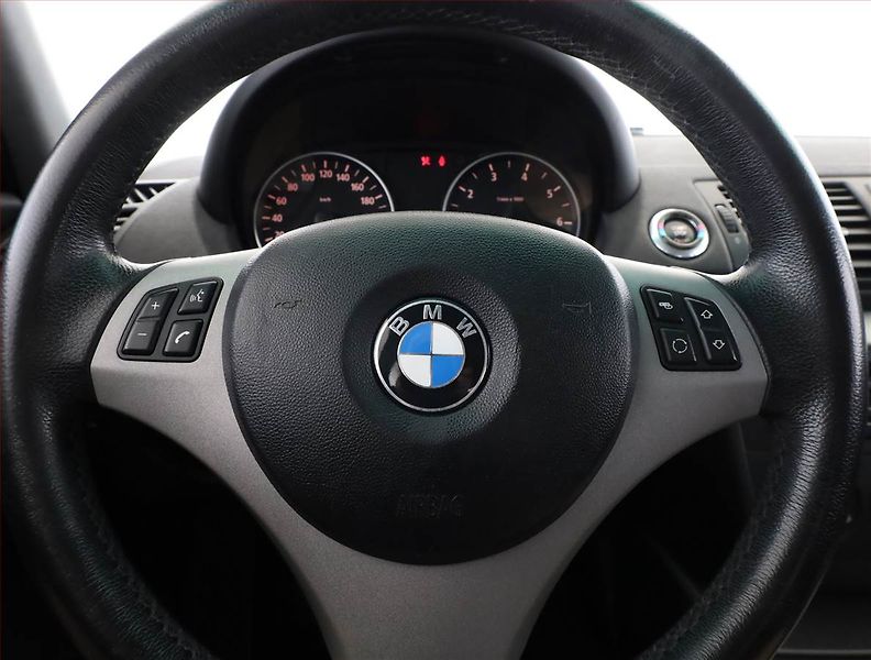 BMW Řada 1 (2005) 116i, nová STK, rezervace - fotka 8 z 13