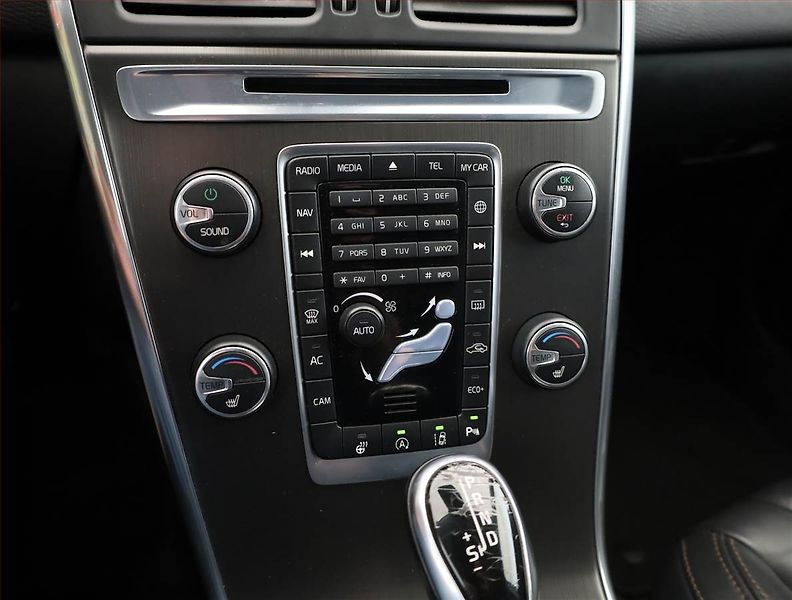 Volvo XC60 (2014) D4, Automat, Serv.kniha, Navi - fotka 10 z 14