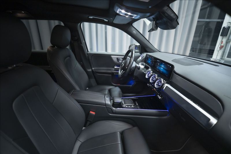 Mercedes-Benz GLB 2,0 200d 4MATIC NAVI KAMERA ČR - fotka 8 z 47