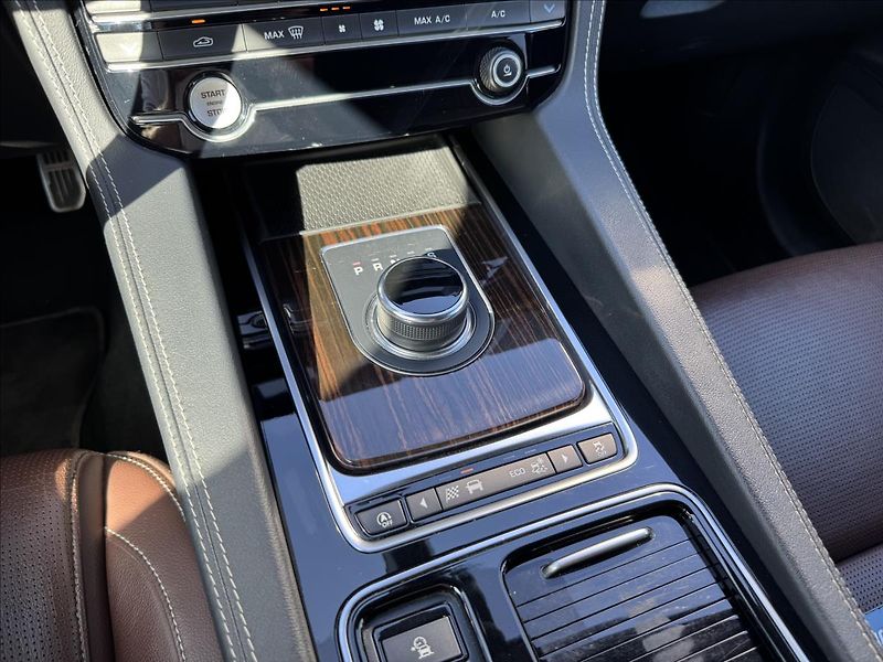 Jaguar F-Pace 3,0 30d V6 AWD S AT DPH - fotka 27 z 33