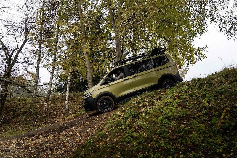 Na stejnou terénní trať se při prezentaci vydávaly auta VW z nejrůznějších kategorií.
