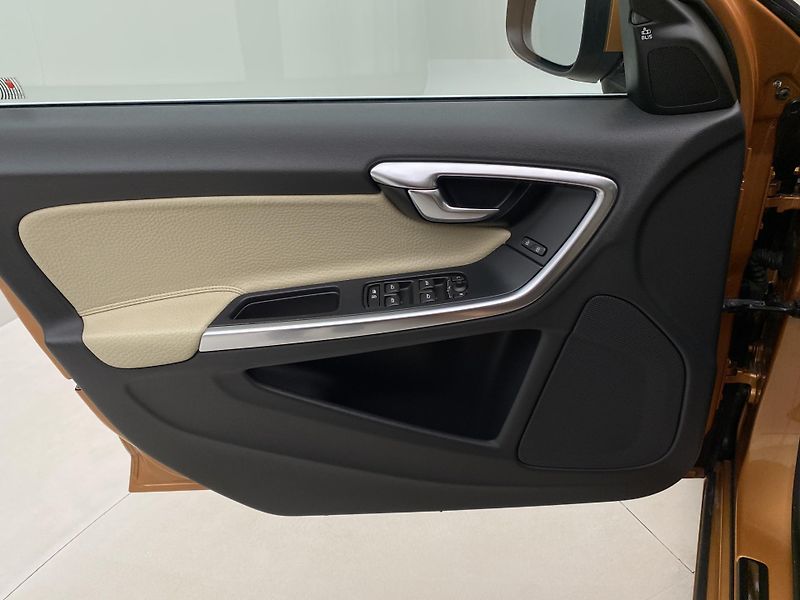 Volvo S60 D3 SUMMUM REZERVACE - fotka 7 z 46
