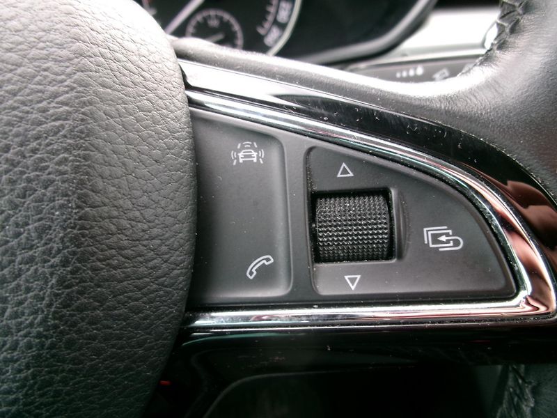 Škoda Superb (2015) 2,0TDI NAVI ACC 4x4 - fotka 21 z 36