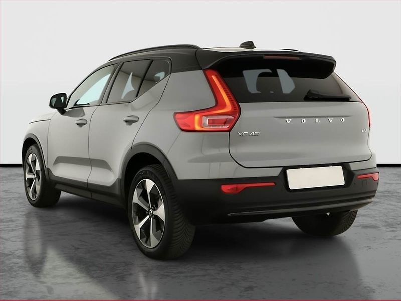 Volvo XC40 (2023) B3 - fotka 4 z 19