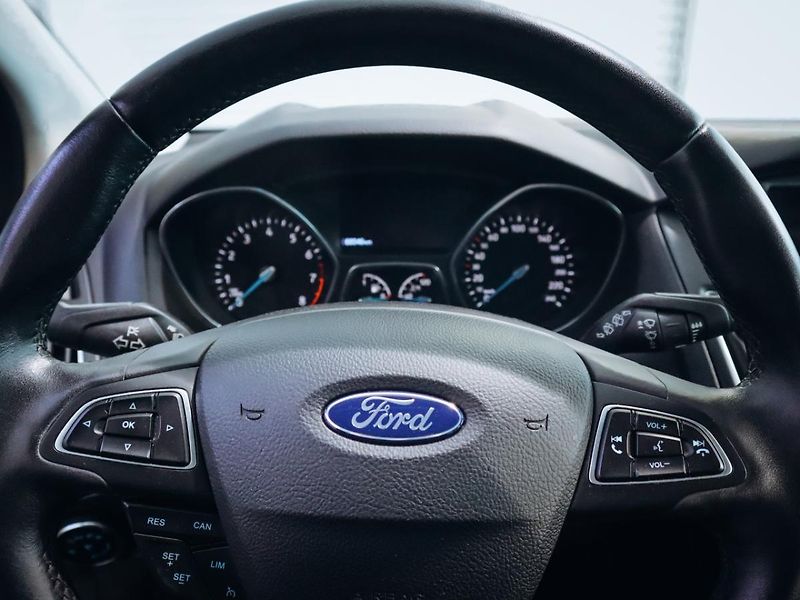 Ford Focus 1.5 EcoBoost Titanium - fotka 12 z 23