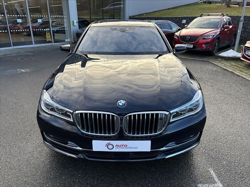 BMW Řada 7 4,4 i 750Li xDrive Individual - fotka 7 z 39