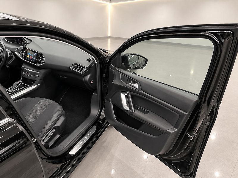 Peugeot 308 (2021) - fotka 14 z 24