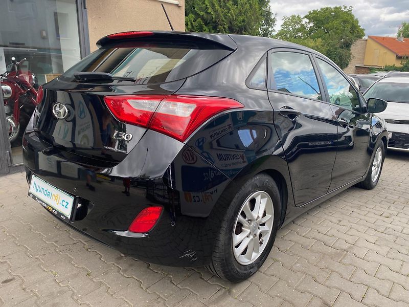 Hyundai i30 1.6-NÍZKÉ KM-1.maj-facelift - fotka 8 z 18