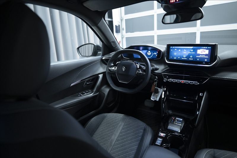 Peugeot 2008 1,2 HYBRID AT KAMERA 360° ČR - fotka 13 z 43
