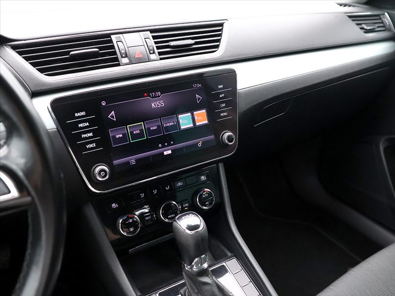 Škoda Superb 1,6 TDI 88kW DSG Aut.klima - fotka 18 z 33