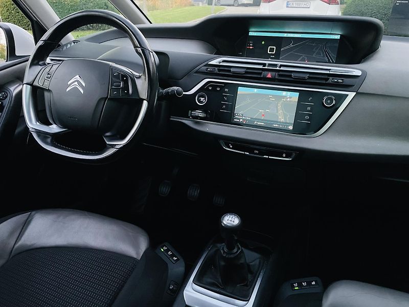 Citroën Grand C4 Picasso 2.0HDi MANUÁL 7MÍST KAMERY 360 - fotka 26 z 52