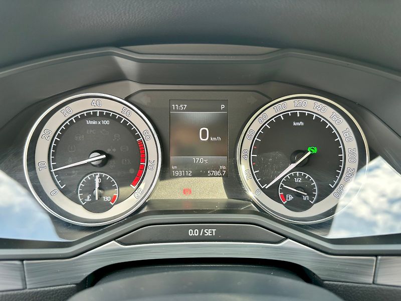 Škoda Superb (2019) 2.0 TSI 200kW AmbitionPlus Com - fotka 12 z 24