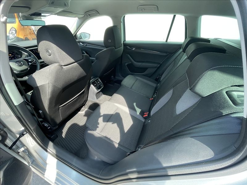 Škoda Octavia 2,0 TDI Combi Ambition Plus - fotka 17 z 24