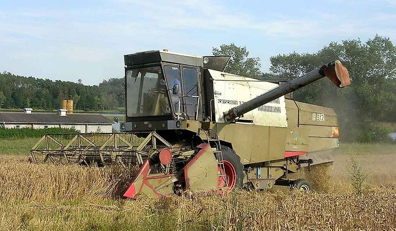 Kombajn Fortschritt E 512 byla první sklízecí mlátičkou, která byla kompletně vyvinuta výhradně v tehdejší Německé demokratické republice.