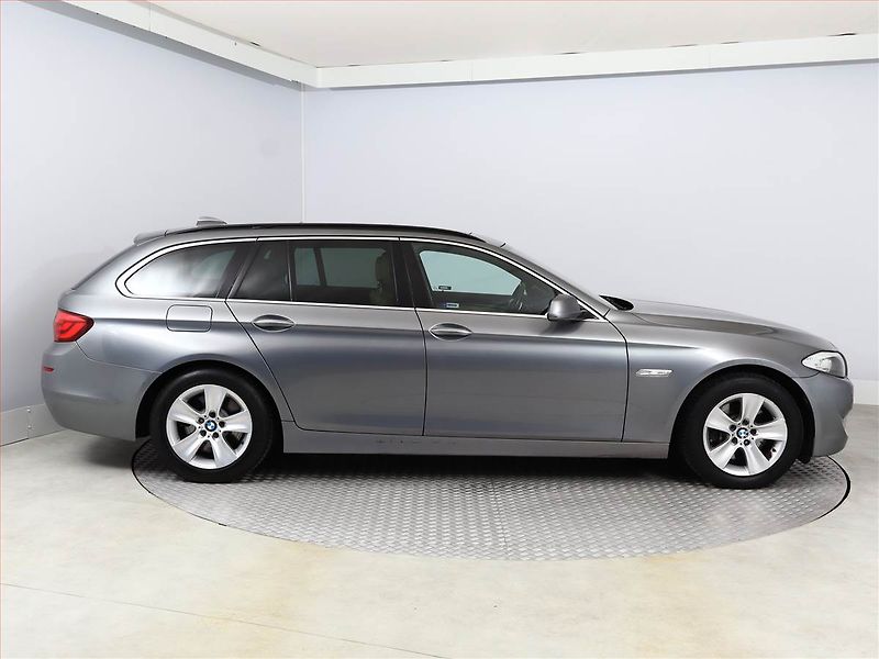 BMW Řada 5 (2012) 530d xDrive, 4X4, Automat - fotka 6 z 21