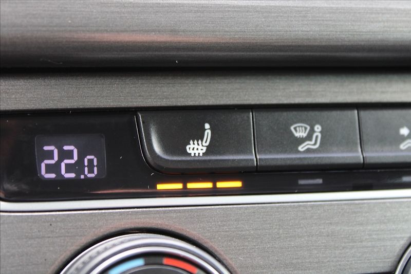 Volkswagen Golf 1,4 TSI  VÝHŘEVY,TAŽNÉ,BIXENON - fotka 16 z 28