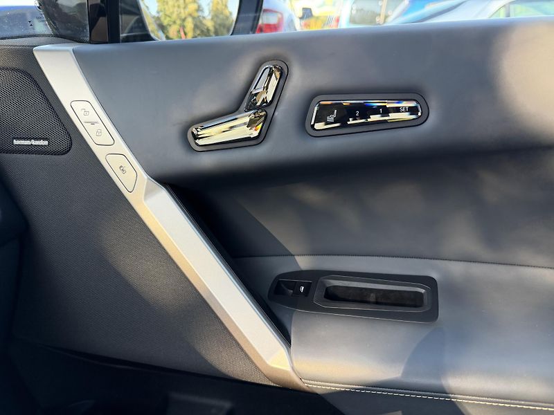 BMW iX xDrive40 SPORT H&K SkyLounge - fotka 30 z 33