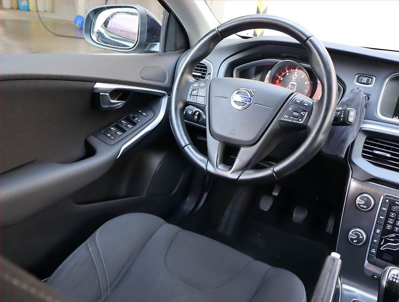 Volvo V40 (2016) 2.0 T2, Navi, Tempomat - fotka 7 z 16
