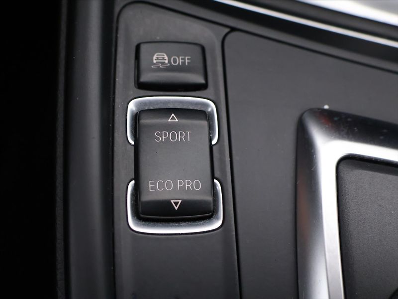 BMW Řada 3 2,0 320 XDrive 135kW Aut. - fotka 22 z 31