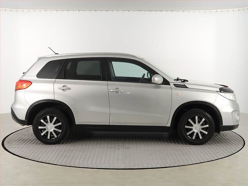 Suzuki Vitara (2015) 1.6 VVT, Navi, Tempomat - fotka 6 z 17