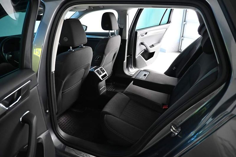 Škoda Superb (2023) 2.0 DSG Matrix LED STYLE ACC V - fotka 9 z 36
