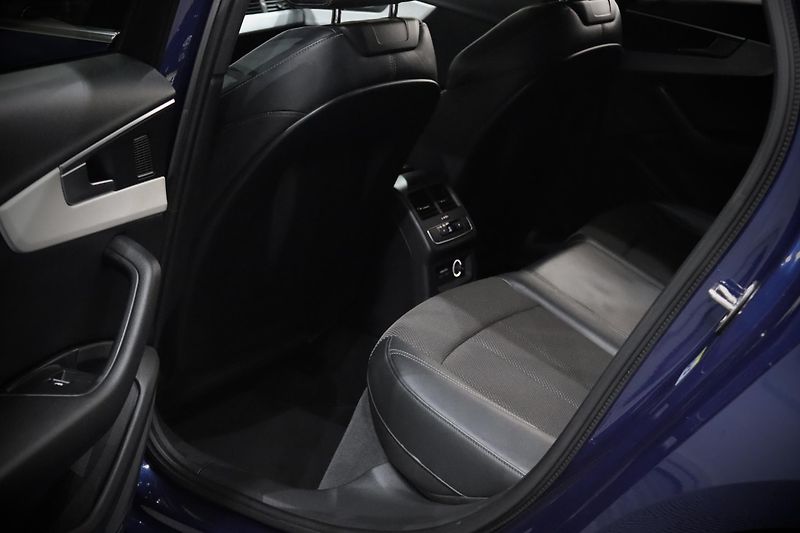 Audi A4 2.0 TFSI ultra 140 kW S line - fotka 25 z 49