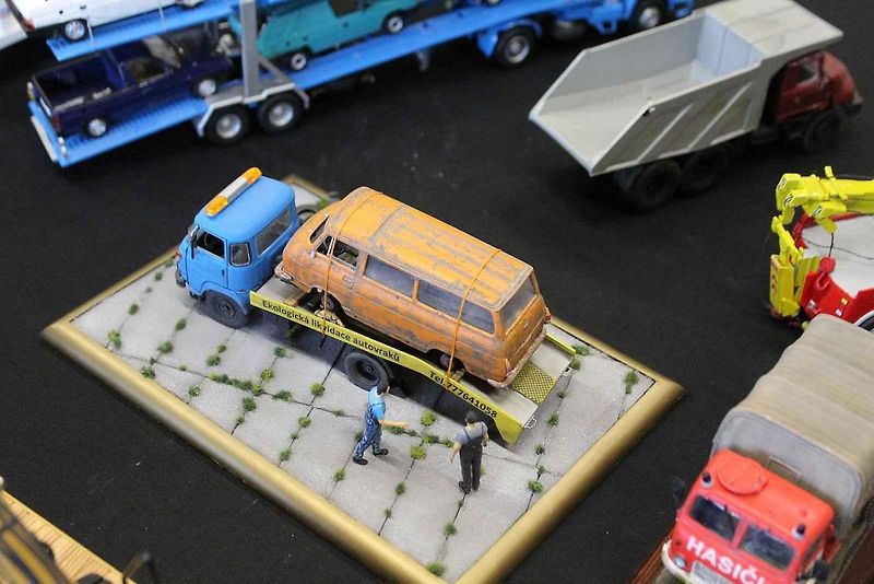Papírový model buldozeru Caterpillar.