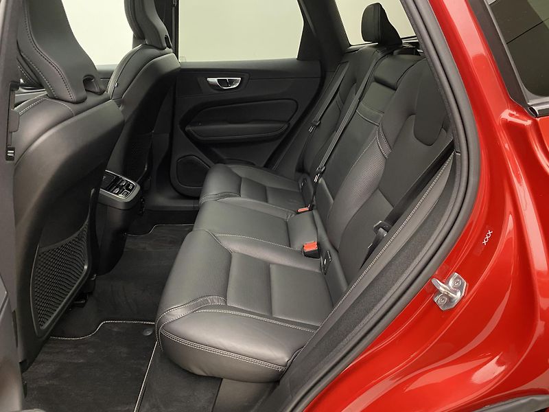 Volvo XC60 B5 AWD R-DESIGN AUT CZ - fotka 5 z 55