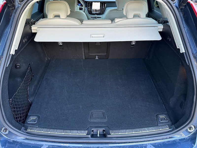 Volvo XC60 B5 AWD PLUS, ACC, LIGHT PAKET - fotka 15 z 24