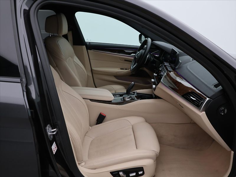BMW Řada 5 3,0 540d 235kW xDrive M DPH - fotka 13 z 36