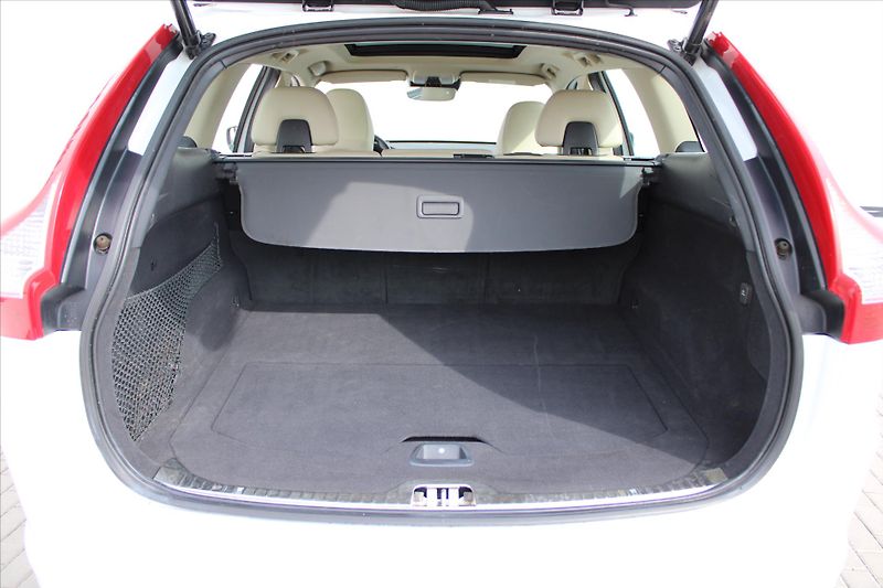 Volvo XC60 2.4 D4 140kW SUMMUM - fotka 11 z 27