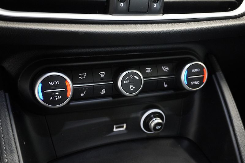 Alfa Romeo Stelvio 2.2D 132kW, 121 000KM - fotka 16 z 29