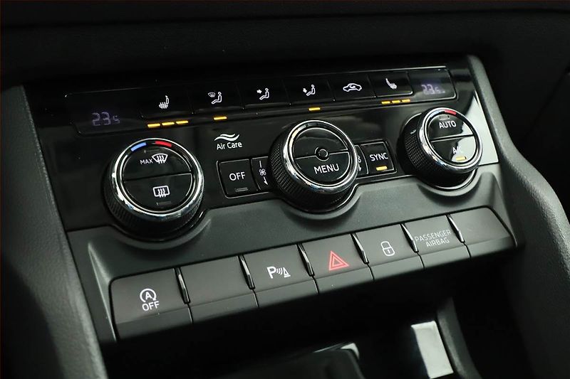 Škoda Karoq (2019) Style 1.6 TDI, Automat, Navi - fotka 16 z 21