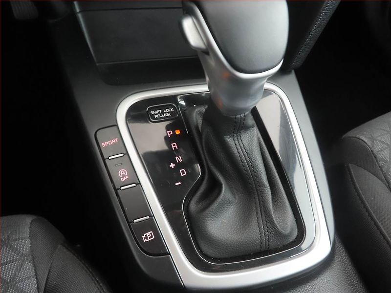 Kia Ceed (2024) 1.5 T-GDI - fotka 13 z 18