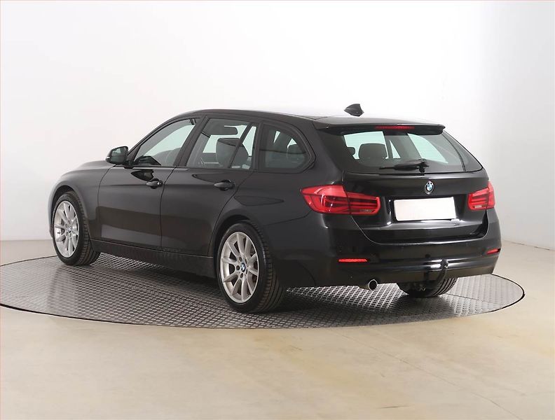 BMW Řada 3 (2017) 318 d, Kůže, Navi, Tempomat - fotka 4 z 23